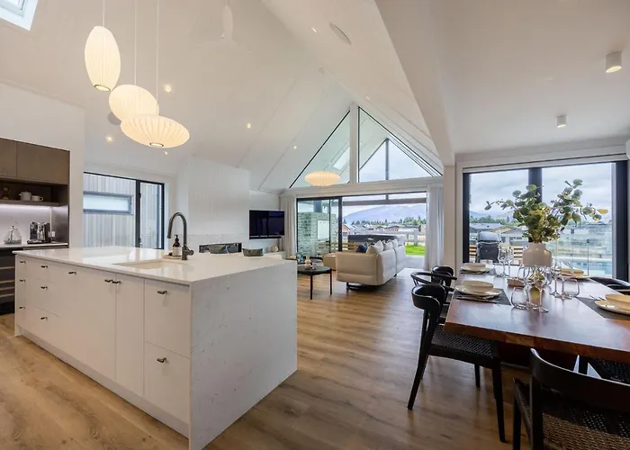 Marjon Peak Retreat | Spa, Pool & Mountain Views *