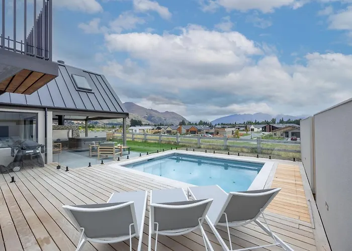 Marjon Peak Retreat | Spa, Pool & Mountain Views *