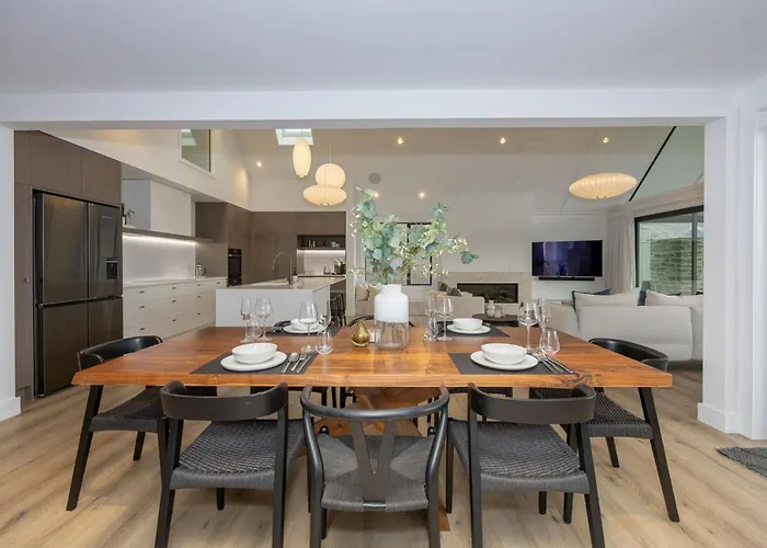 Marjon Peak Retreat | Spa, Pool & Mountain Views Wanaka