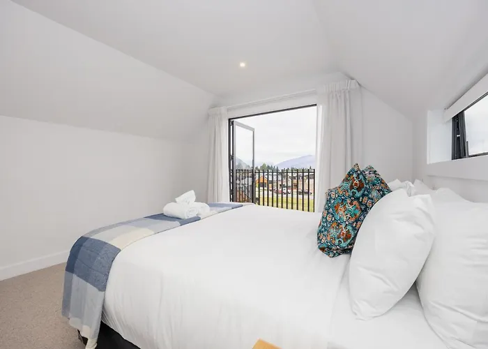 Marjon Peak Retreat | Spa, Pool & Mountain Views Hébergement de vacances Wanaka