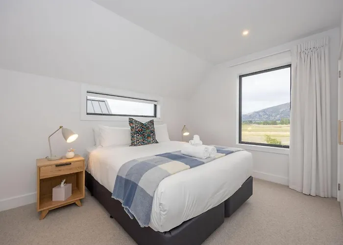 Marjon Peak Retreat | Spa, Pool & Mountain Views * Wanaka