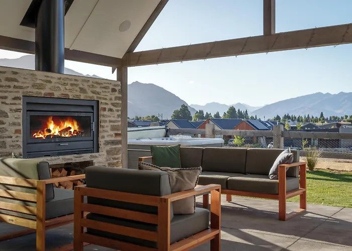 Marjon Peak Retreat | Spa, Pool & Mountain Views Wanaka